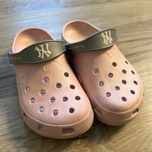 Very Rare Authentic New York Yankees Crocs Light Pink Women’s Size 8/9